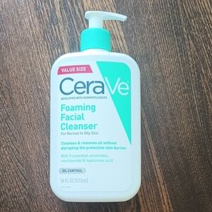 CeraVe Foaming Facial Cleanser — Teal & White Pump Bottle